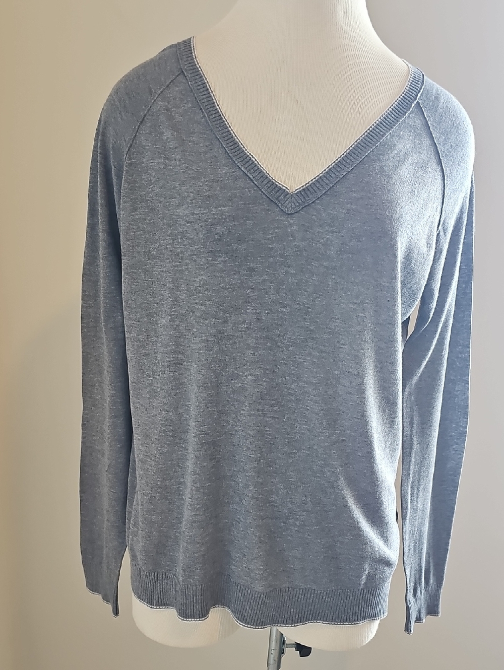 Velvet By Graham Spencer Light Gray With White Trim V-Neck Long Sleeve Sweater S